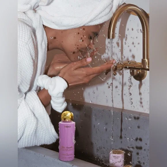 TRULY Skin Smoothie Gentle Facial Cleanser - Picture 7 of 9